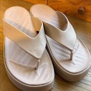 CROCS Getaway Cream Colored Women's Platform Thong Style Sandals Size 10 W